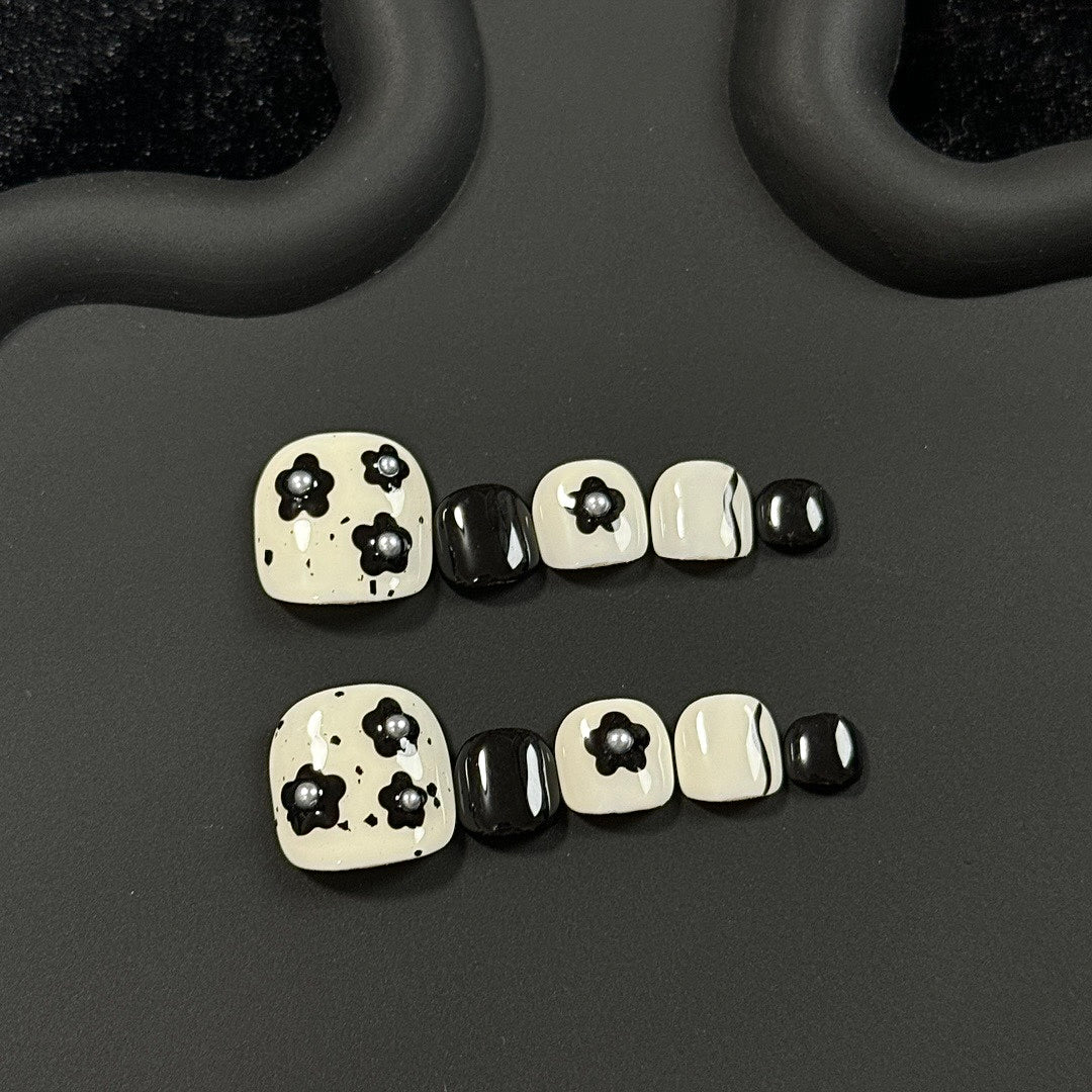 Monochrome Bloom press on nails